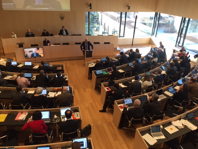 Trois interpellations veulent faire la lumière sur les liens entre Rebecca Ruiz et le DFJC